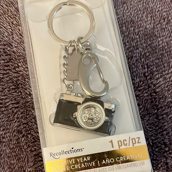 Recollections USB Camera Keychain - Picture 1 of 3